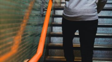 Слабость в ногах: почему становится тяжело ходить.